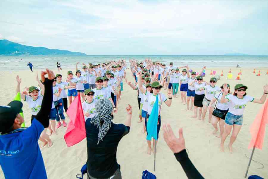 Hoạt động team building tại bãi biển Nhũ Tiên Nha Trang 